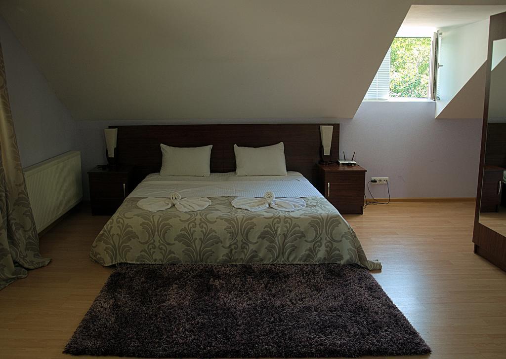 Hotel Tbilisi Garden Quarto foto