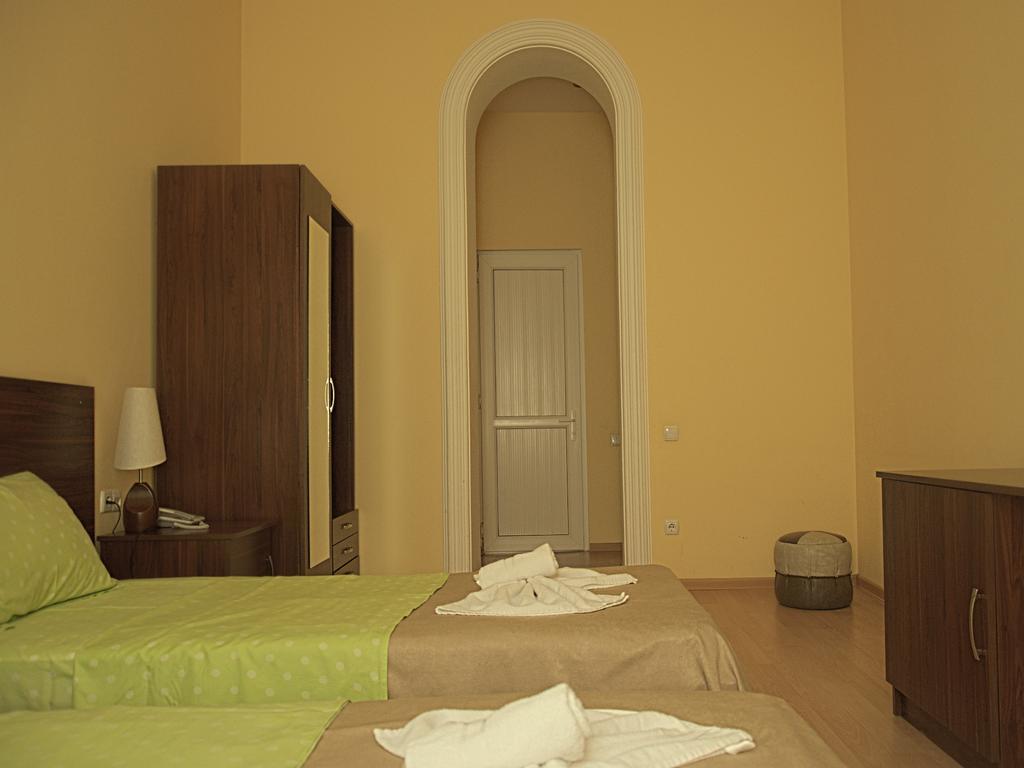 Hotel Tbilisi Garden Quarto foto